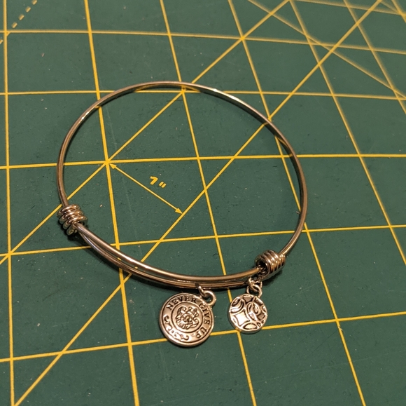Bangle charm bracelet "Never Give Up" - adjustable silver tone - Picture 3 of 11